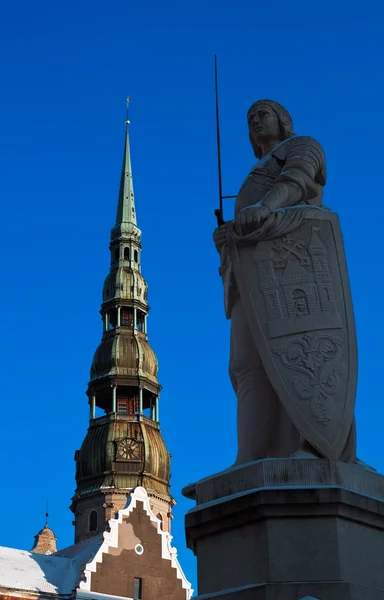 Escultura de Roland y la iglesia de San Pedro — Foto de Stock