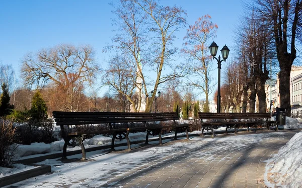 冬のリガの公園のベンチ — ストック写真