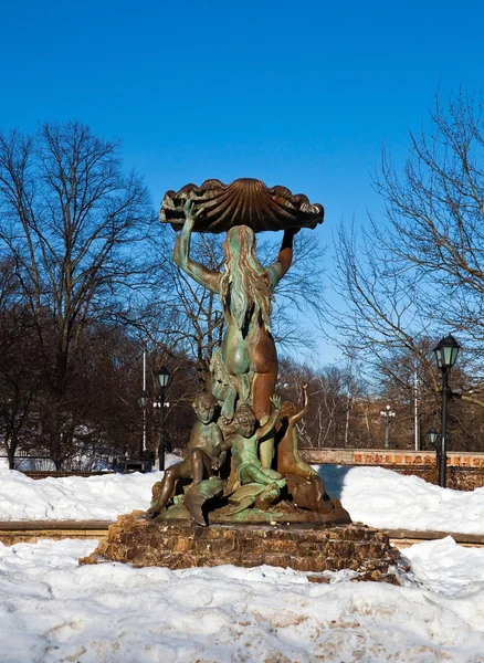 Vrouwelijke sculptuur fontein in de winter — Stockfoto