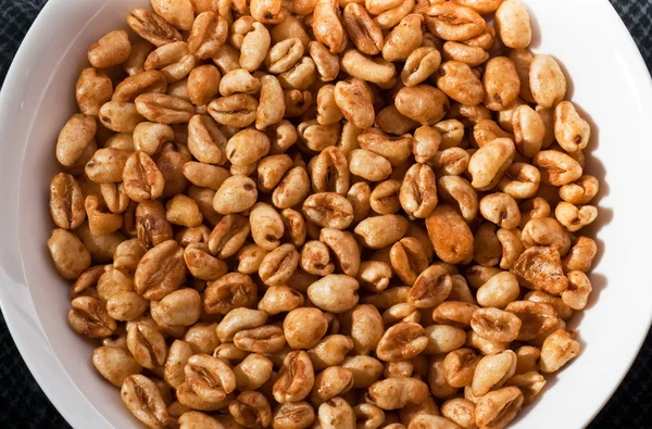 Fiocchi di cereali dorati in una ciotola — Foto Stock