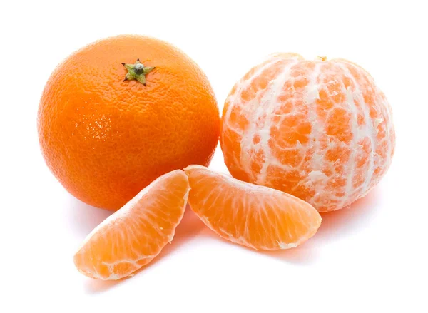 Zwei frische Mandarinen mit zwei Scheiben — Stockfoto