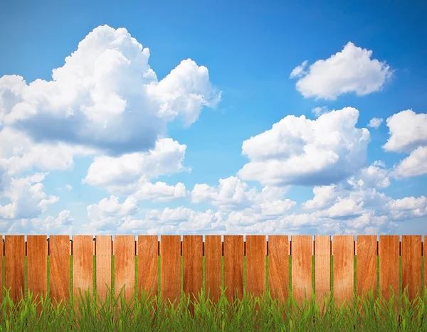 Забор над небом — стоковое фото