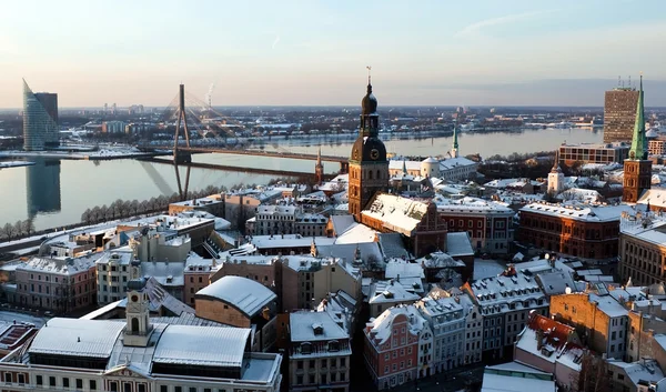Vecchia città di Riga vista aerea dalla chiesa di San Pietro — Foto Stock