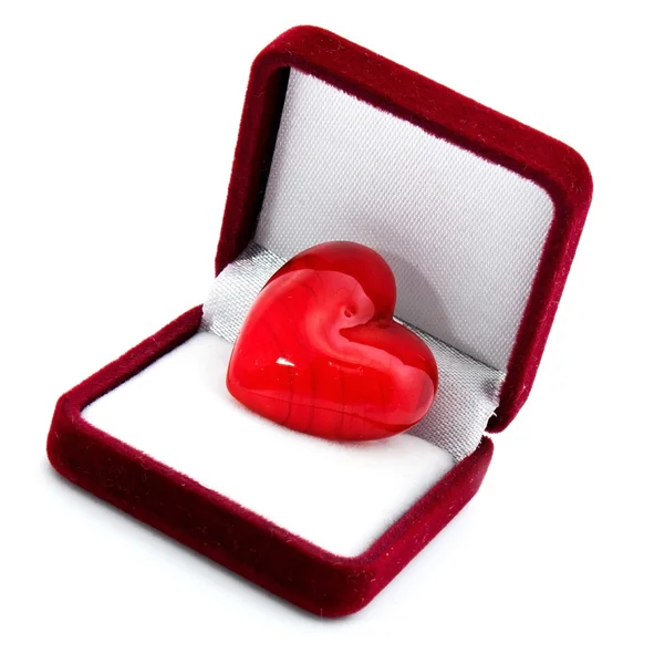 빨간 선물 상자에 심장 — 스톡 사진
