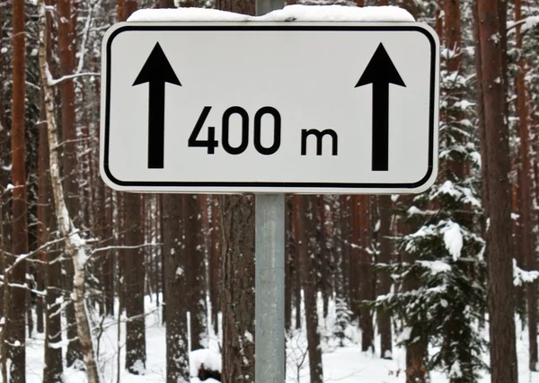 Дорожный знак следующие 400 метров в лесу — стоковое фото