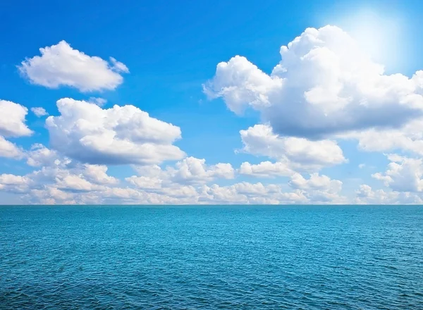 Облачное небо и море — стоковое фото