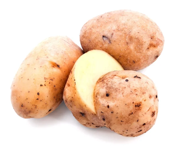 Två hela och en skivad potatis — Stockfoto