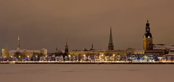 Vue de la vieille Riga la nuit — Photo