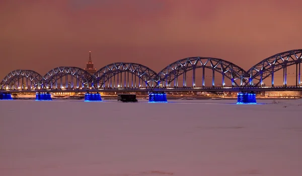 Riga železniční most v noční době — Stock fotografie