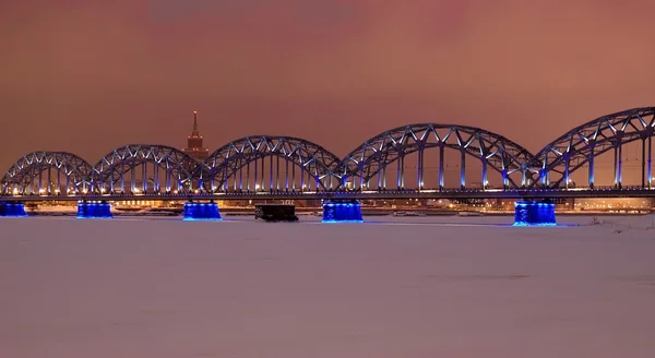 Ponte ferroviario di Riga di notte — Foto Stock