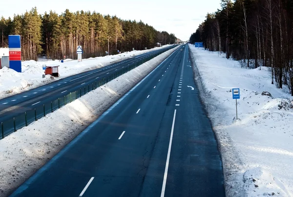 Estrada no inverno na Europa Oriental — Fotografia de Stock