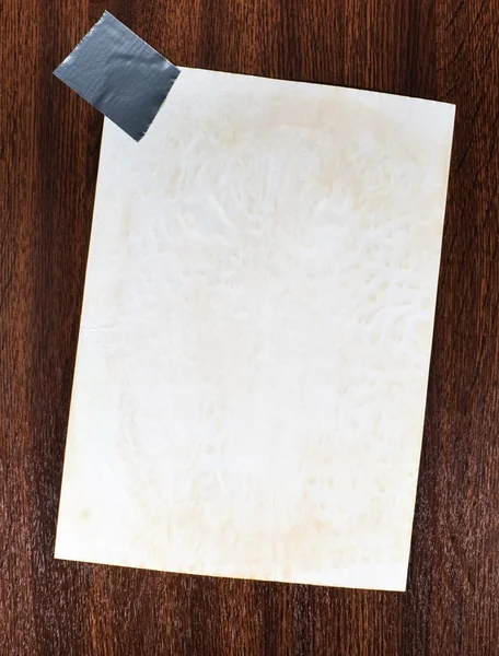 Papel de nota sobre fondo de madera — Foto de Stock