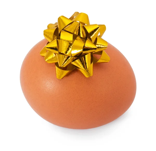 Huevo de Pascua natural con lazo — Foto de Stock