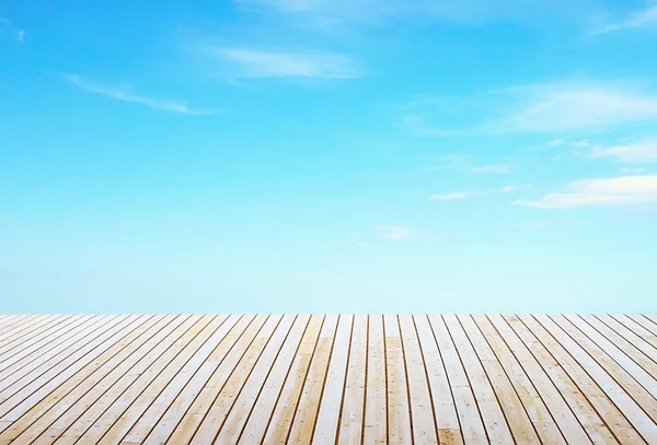 Holzboden und Himmel — Stockfoto