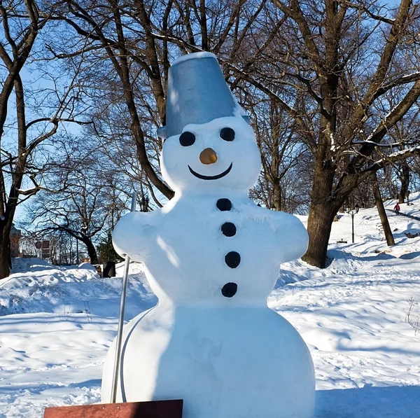 Снеговик в городе — стоковое фото