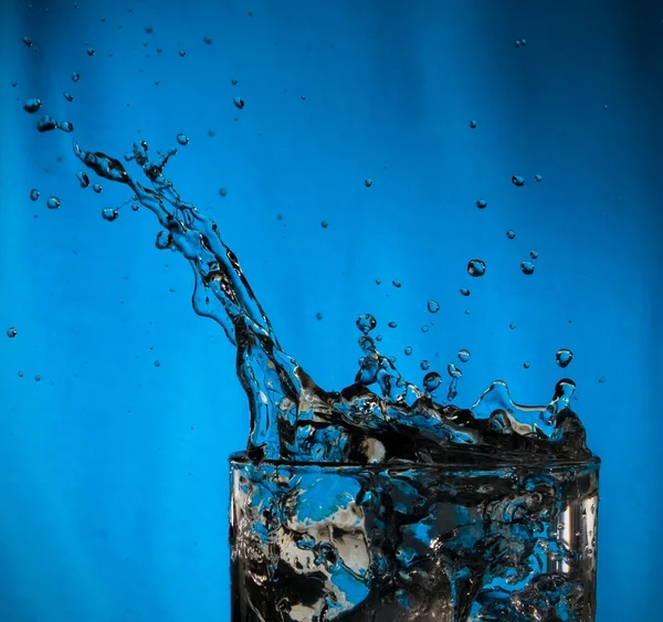 ガラスの水が飛び散る — ストック写真