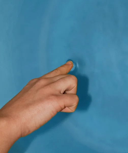 指と水 — ストック写真