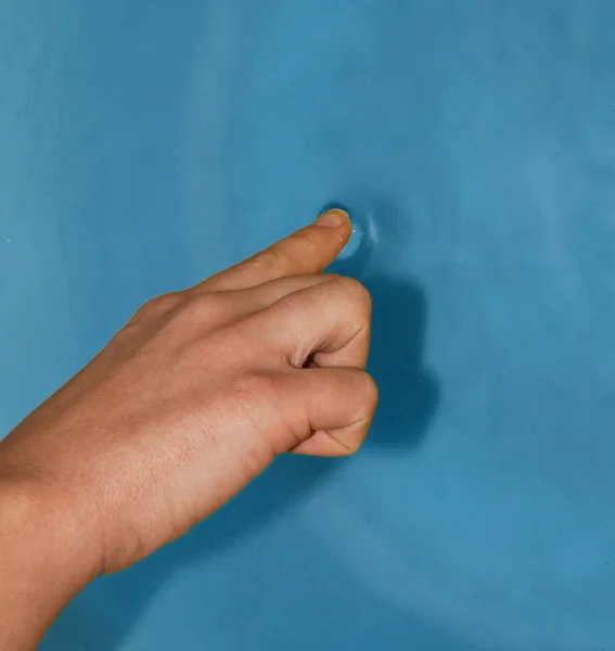 Finger und Wasser — Stockfoto