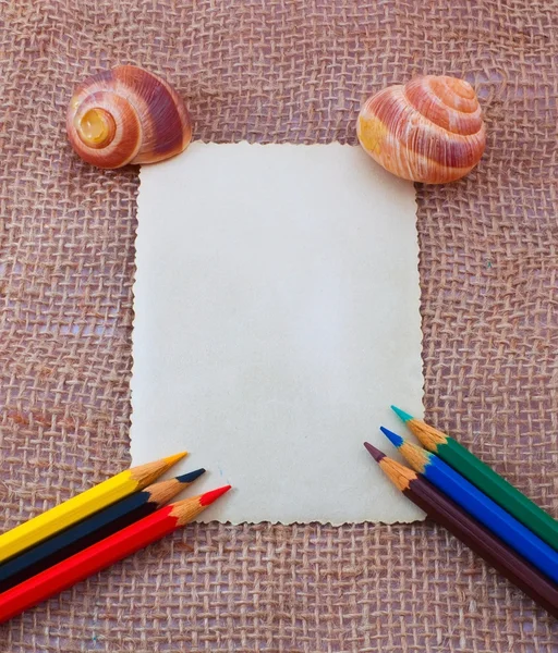 Herzmuschel und Bleistifte und leeres Foto — Stockfoto