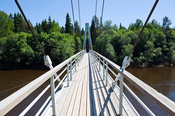 Loopbrug over de rivier in sigulda — Stockfoto