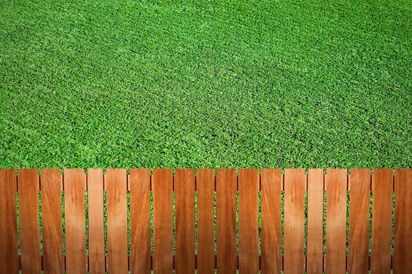 Забор возле травы — стоковое фото