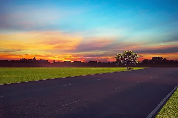 Straße bei Sonnenuntergang — Stockfoto