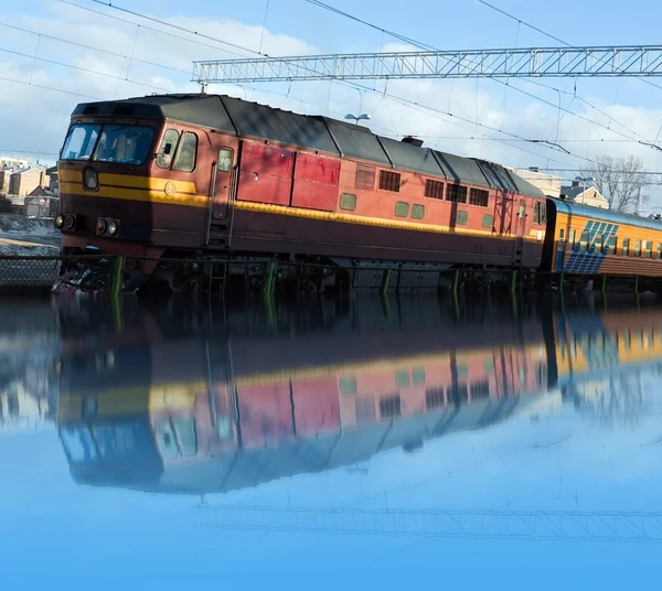 Treno passeggeri in stazione — Foto Stock