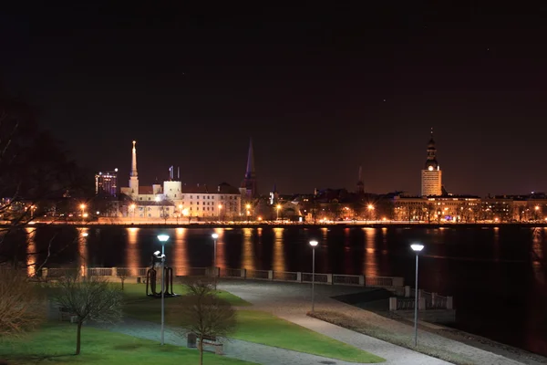 Riga dans la nuit — Photo