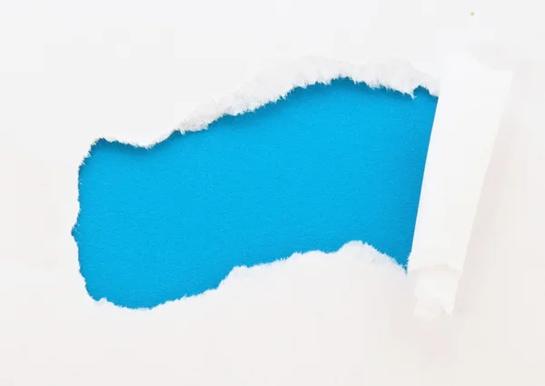 Mavi arka plan üzerinde yırtık kağıt — Stok fotoğraf