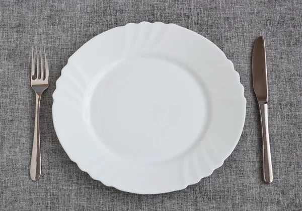 Тарелка на столе — стоковое фото