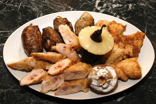 Assortiment de poulet, décoré d'ananas, poire et cuit au four — Photo