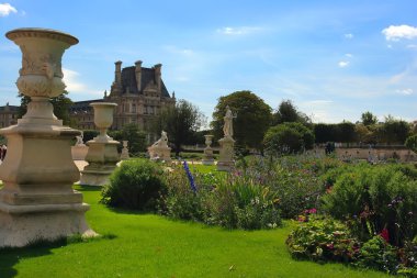 Paris'te louvre dışarıda park.