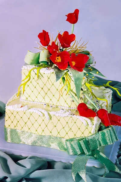 Pastel de boda con flores — Foto de Stock
