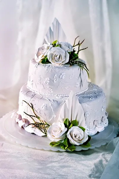 Свадебный торт с цветами — стоковое фото
