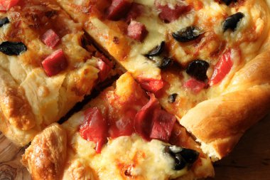 Pizza, salam, mantar, yeşil biber ve zeytin