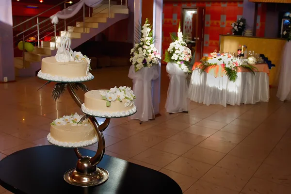 Gâteau de mariage avec des fleurs et la figure d'un cygne — Photo