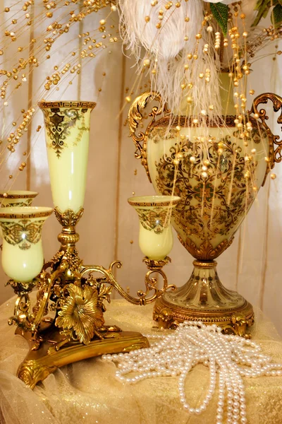 Candeliere, vaso e perle in tavola — Foto Stock