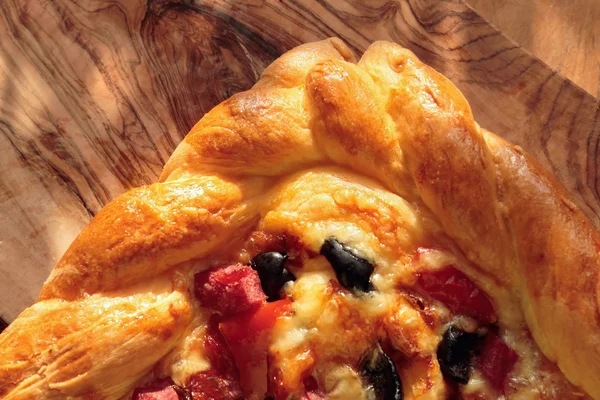 Pastel casero como pizza, con salami, champiñones, pimiento verde y aceitunas —  Fotos de Stock