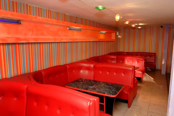 Café interior con asientos rojos —  Fotos de Stock