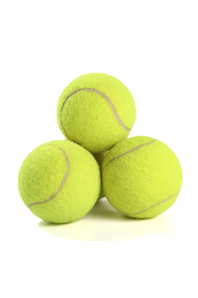 白で隔離される 3 つの黄色のテニス ・ ボール. — ストック写真