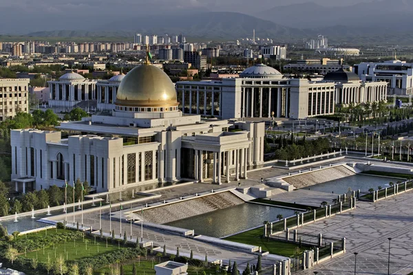 Общий вид на президентский дворец. Ашхабад. Туркменистан . — стоковое фото