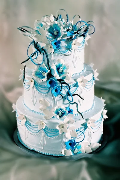 Gâteau de mariage avec des fleurs — Photo