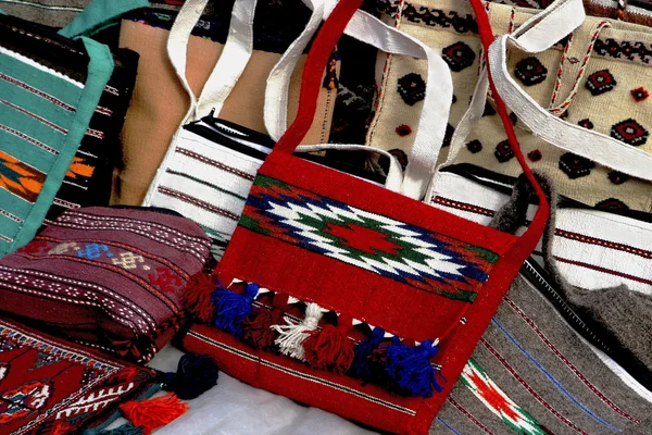 Objetos de bazar orientales: bolsas decorativas hechas a mano. Turkmenistán. Ashkhabad. — Foto de Stock