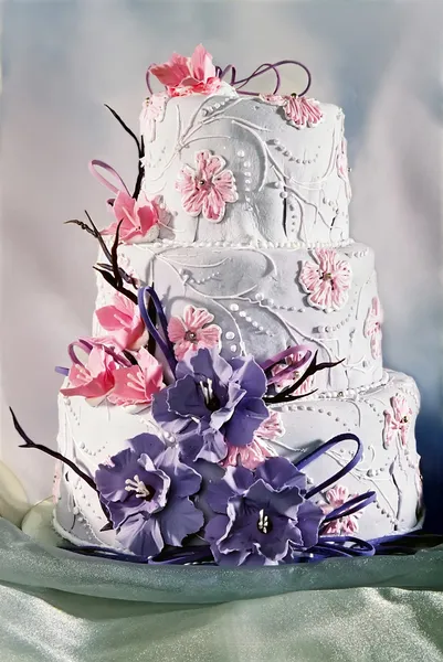 Svatební dort s květinami — Stock fotografie
