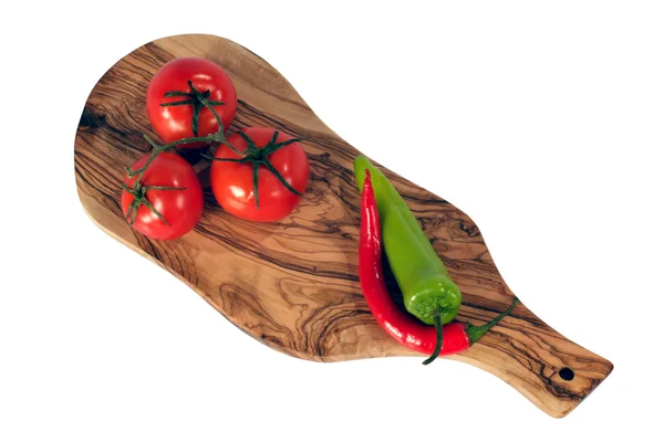 Três tomates vermelhos frescos e pimenta em tábua de pão — Fotografia de Stock
