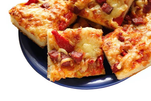Tarta casera como pizza, con salami, tomate, pimiento rojo y aceitunas —  Fotos de Stock