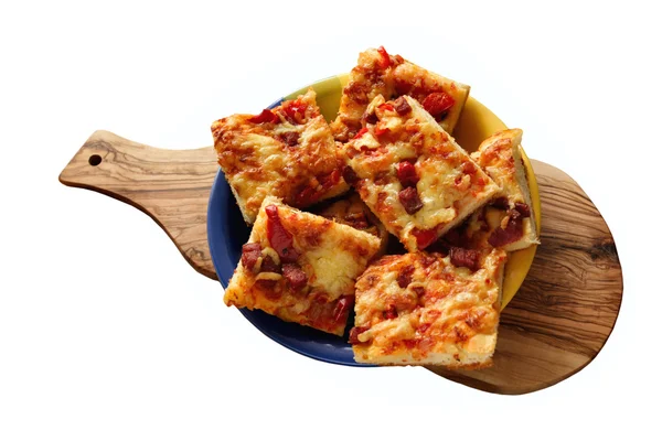 Tarta casera como pizza, con salami, tomate, pimiento rojo y aceitunas —  Fotos de Stock