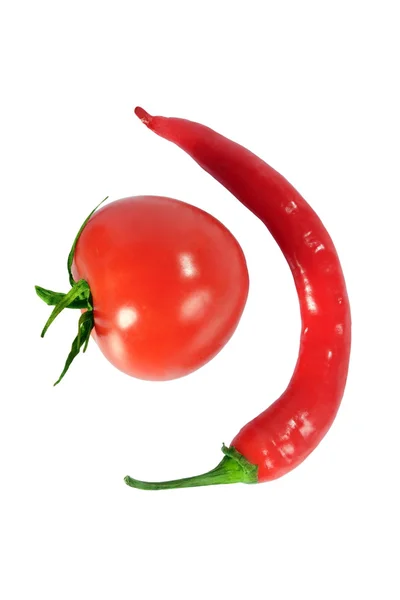 Tomaat en rode chilipeper op witte achtergrond — Stockfoto