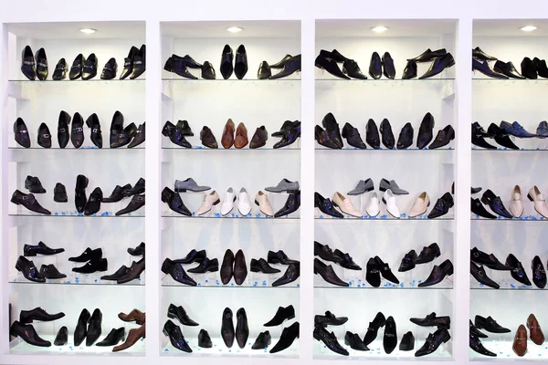 Män? s skor på glas hyllor — Stockfoto