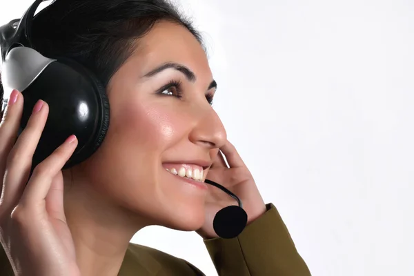 Representante cliente bonito com fone de ouvido sorrindo durante um telefone c — Fotografia de Stock